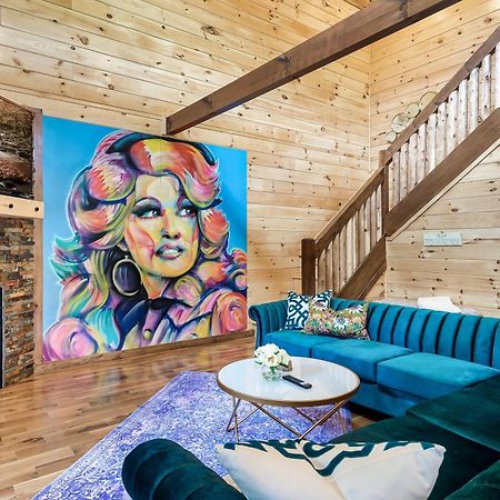 Smokiesboutiquecabins Would Love To Host You At Dolly'S Cute Cabin! 4 Suites With Private Bathrooms - Hot Tub, Fire Pit, Game Room, Resort Pool Open Memorial Day Through Labor Day! Гетлинбург Екстериор снимка