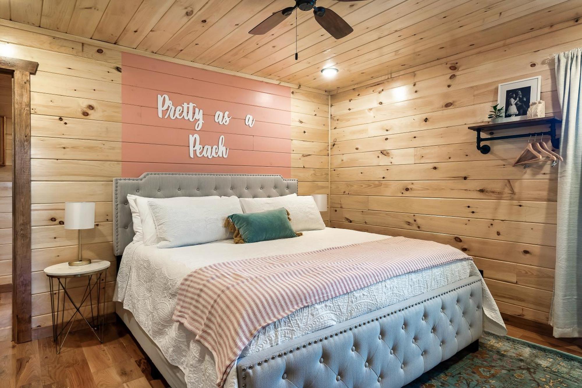 Smokiesboutiquecabins Would Love To Host You At Dolly'S Cute Cabin! 4 Suites With Private Bathrooms - Hot Tub, Fire Pit, Game Room, Resort Pool Open Memorial Day Through Labor Day! Гетлинбург Екстериор снимка