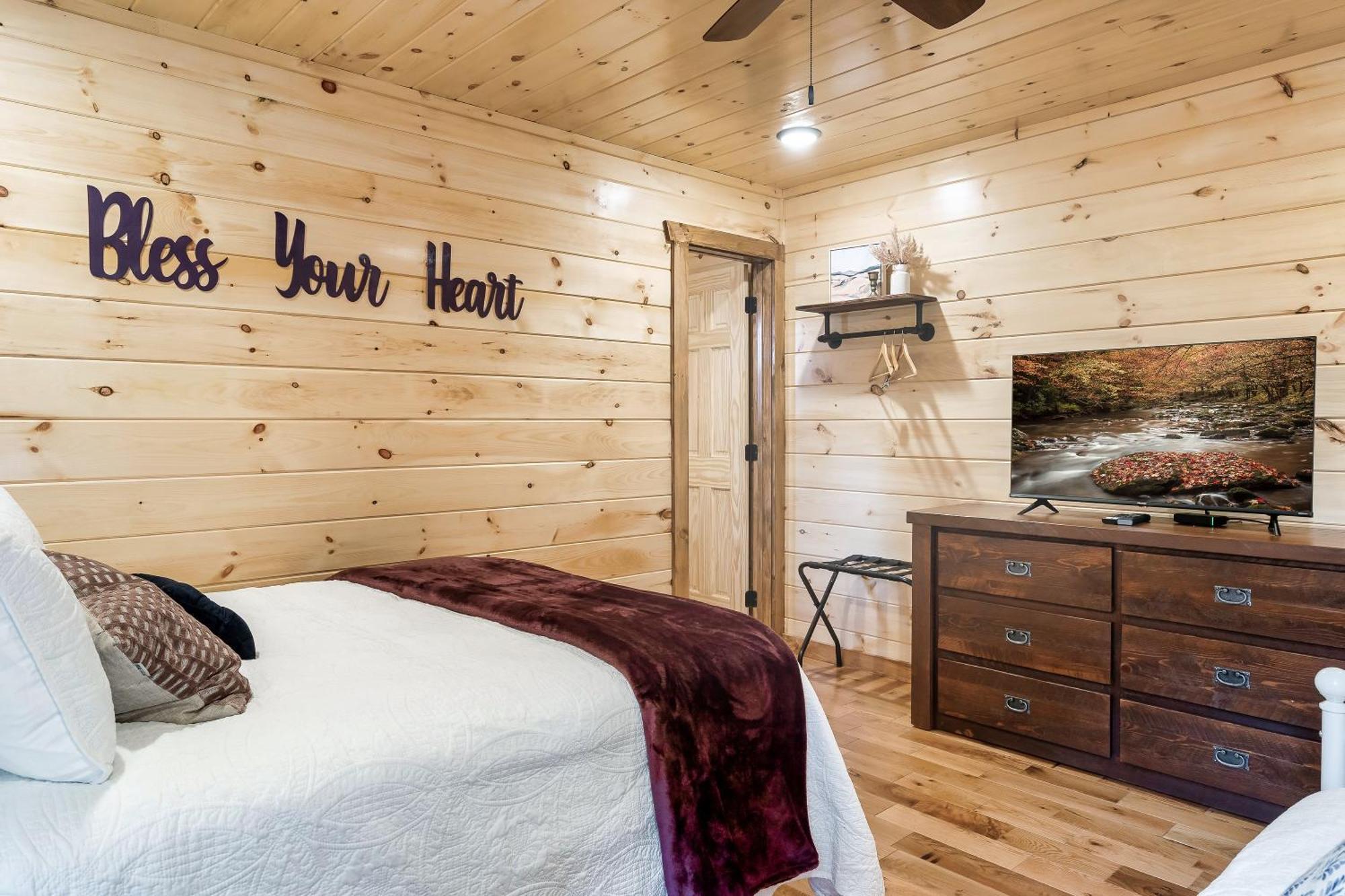 Smokiesboutiquecabins Would Love To Host You At Dolly'S Cute Cabin! 4 Suites With Private Bathrooms - Hot Tub, Fire Pit, Game Room, Resort Pool Open Memorial Day Through Labor Day! Гетлинбург Екстериор снимка
