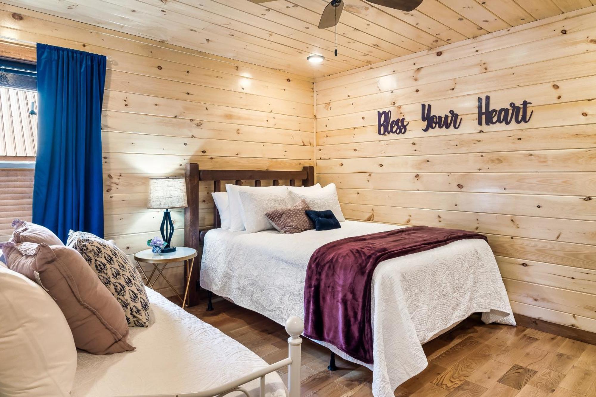 Smokiesboutiquecabins Would Love To Host You At Dolly'S Cute Cabin! 4 Suites With Private Bathrooms - Hot Tub, Fire Pit, Game Room, Resort Pool Open Memorial Day Through Labor Day! Гетлинбург Екстериор снимка