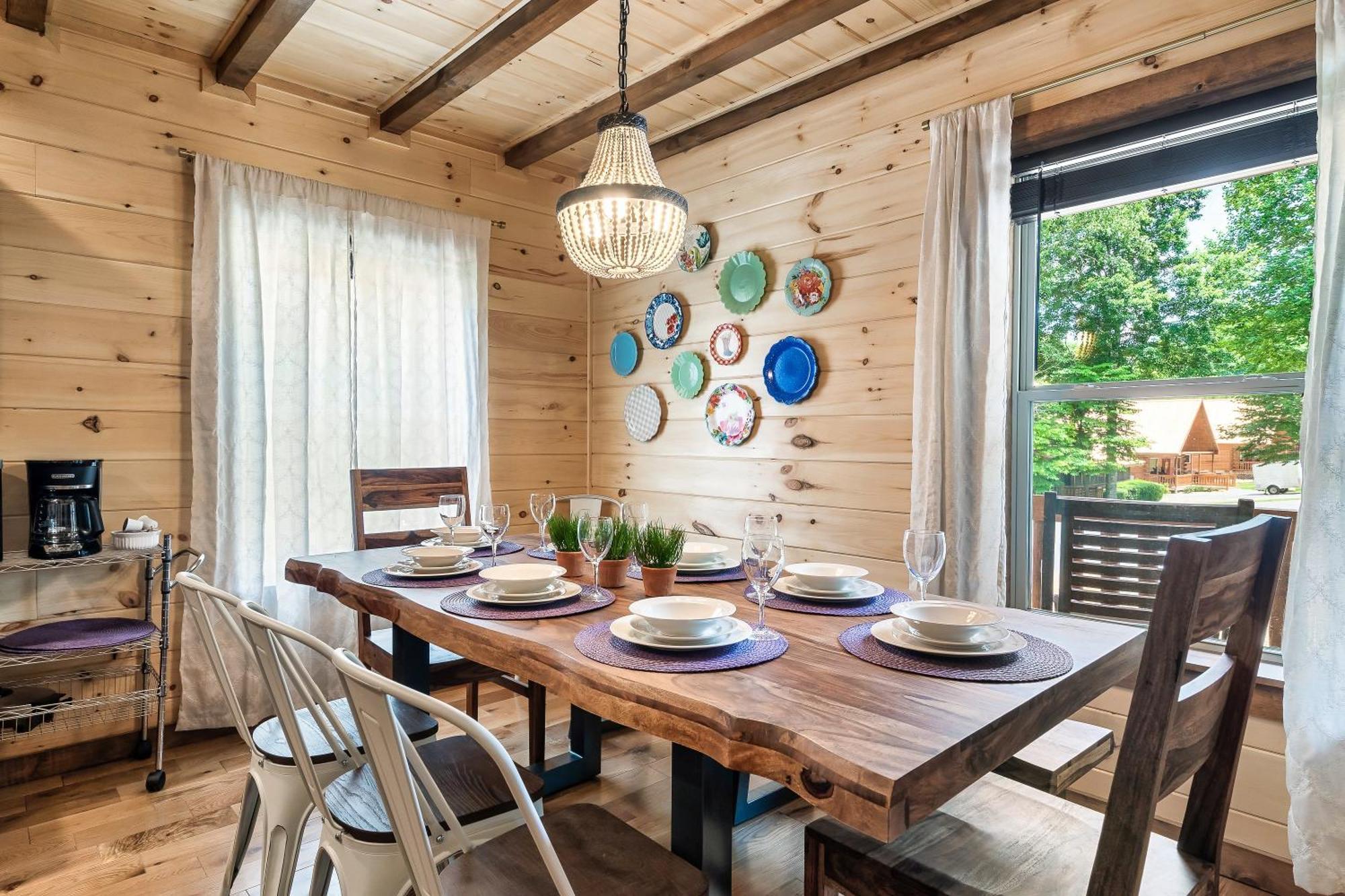 Smokiesboutiquecabins Would Love To Host You At Dolly'S Cute Cabin! 4 Suites With Private Bathrooms - Hot Tub, Fire Pit, Game Room, Resort Pool Open Memorial Day Through Labor Day! Гетлинбург Екстериор снимка