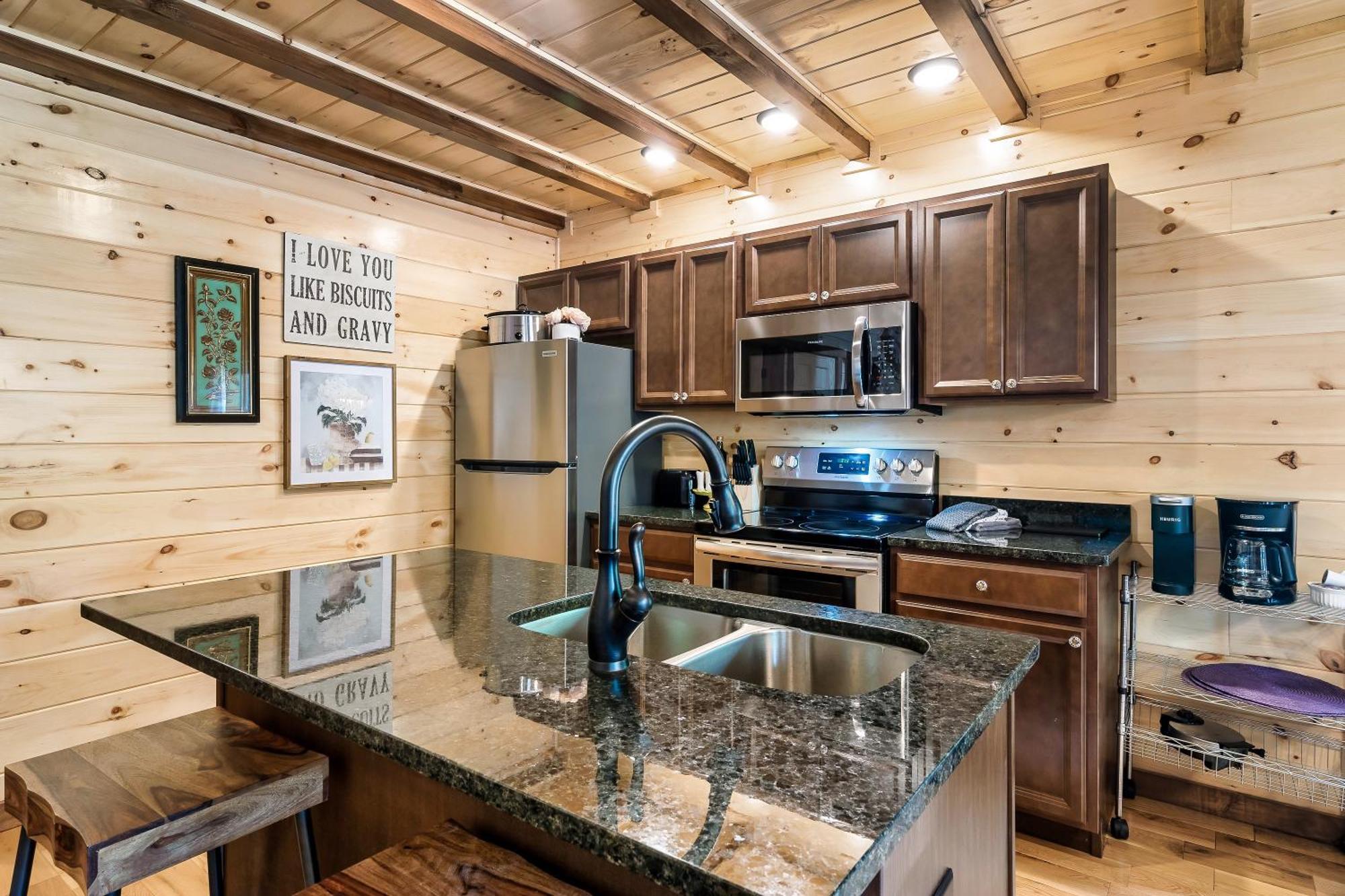 Smokiesboutiquecabins Would Love To Host You At Dolly'S Cute Cabin! 4 Suites With Private Bathrooms - Hot Tub, Fire Pit, Game Room, Resort Pool Open Memorial Day Through Labor Day! Гетлинбург Екстериор снимка