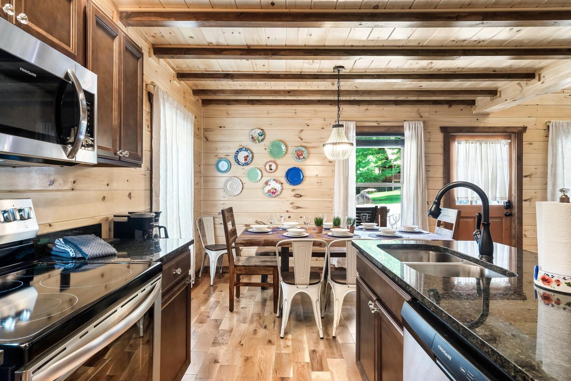 Smokiesboutiquecabins Would Love To Host You At Dolly'S Cute Cabin! 4 Suites With Private Bathrooms - Hot Tub, Fire Pit, Game Room, Resort Pool Open Memorial Day Through Labor Day! Гетлинбург Екстериор снимка