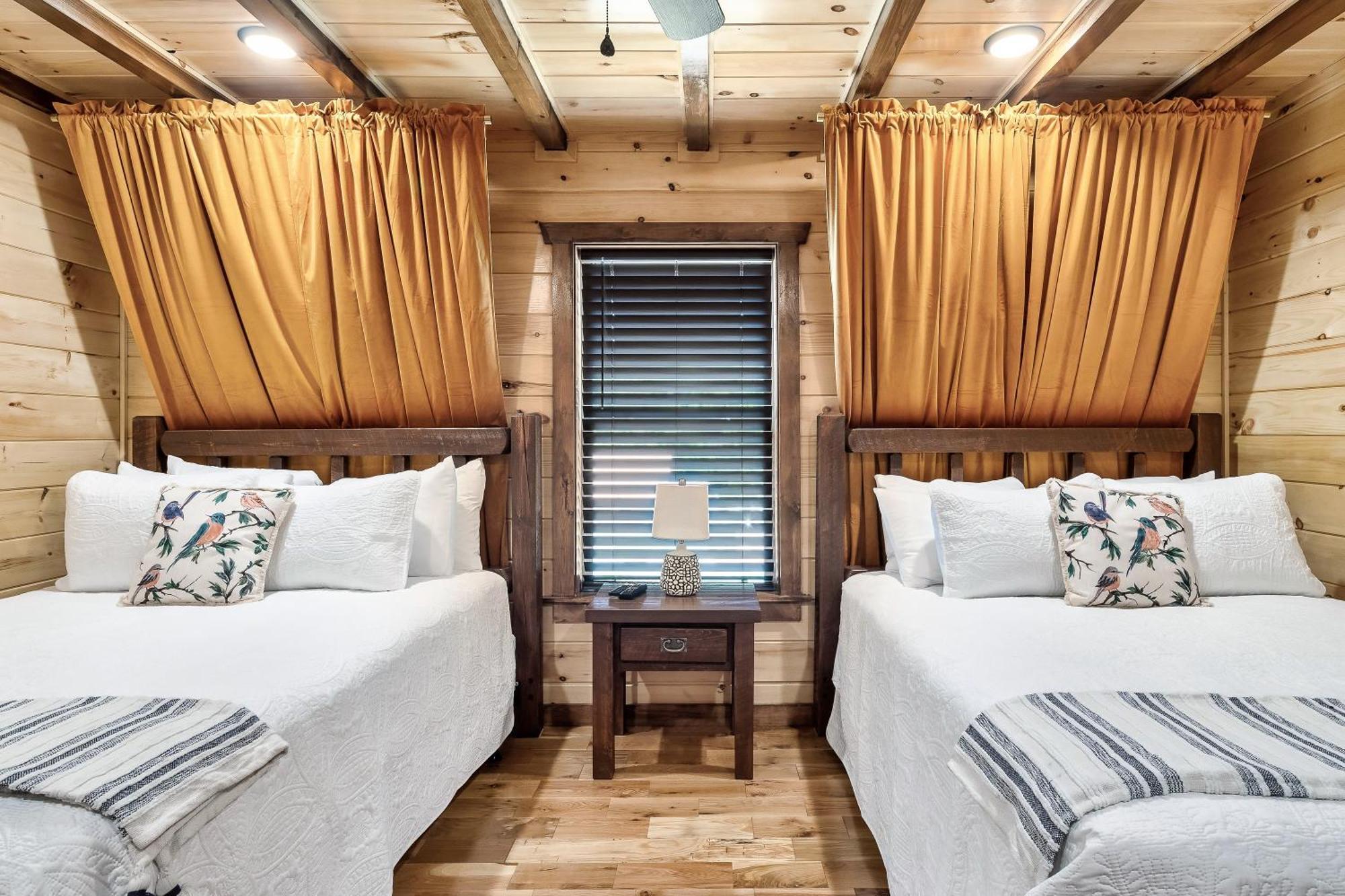 Smokiesboutiquecabins Would Love To Host You At Dolly'S Cute Cabin! 4 Suites With Private Bathrooms - Hot Tub, Fire Pit, Game Room, Resort Pool Open Memorial Day Through Labor Day! Гетлинбург Екстериор снимка