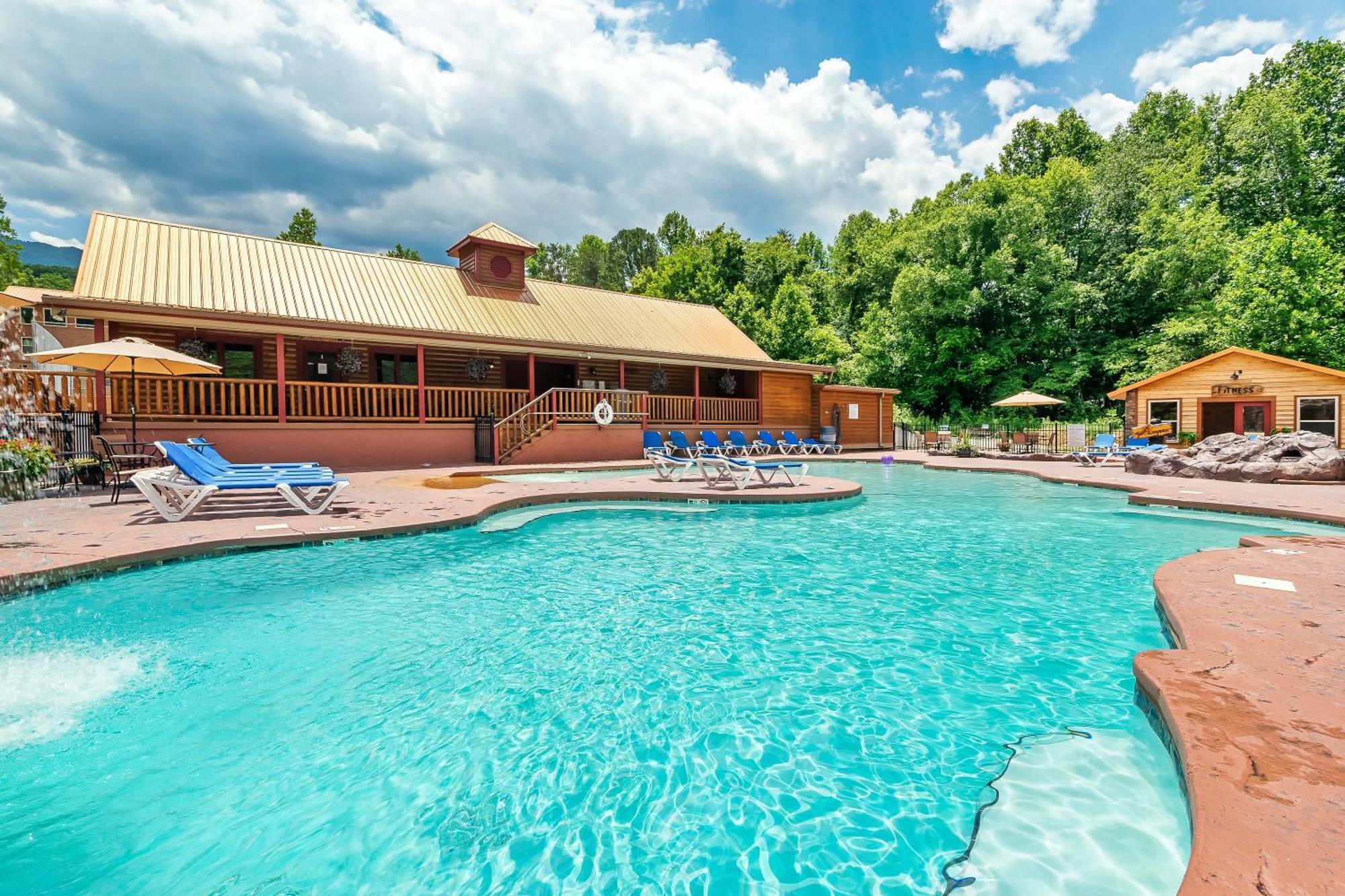 Smokiesboutiquecabins Would Love To Host You At Dolly'S Cute Cabin! 4 Suites With Private Bathrooms - Hot Tub, Fire Pit, Game Room, Resort Pool Open Memorial Day Through Labor Day! Гетлинбург Екстериор снимка