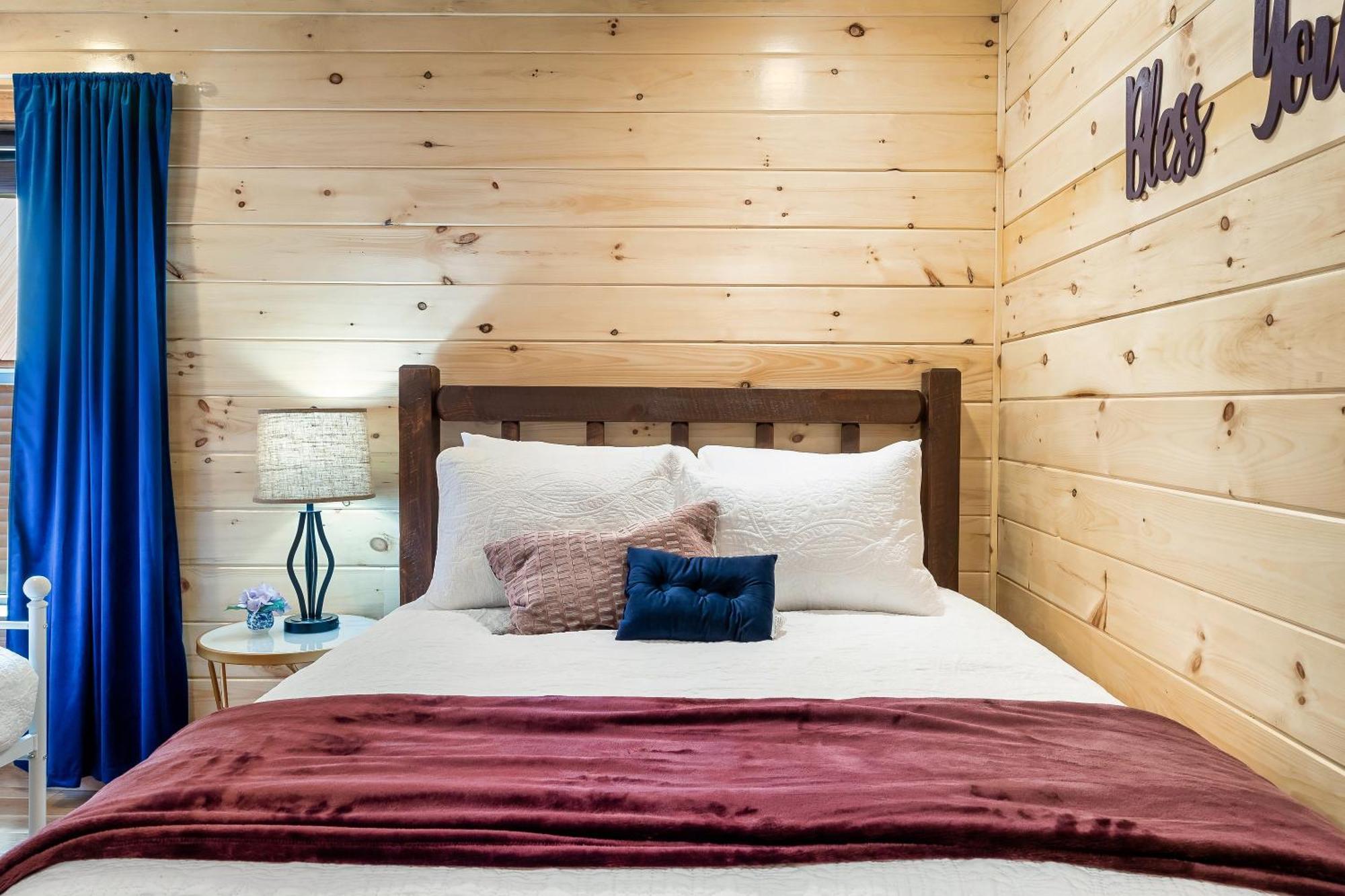 Smokiesboutiquecabins Would Love To Host You At Dolly'S Cute Cabin! 4 Suites With Private Bathrooms - Hot Tub, Fire Pit, Game Room, Resort Pool Open Memorial Day Through Labor Day! Гетлинбург Екстериор снимка