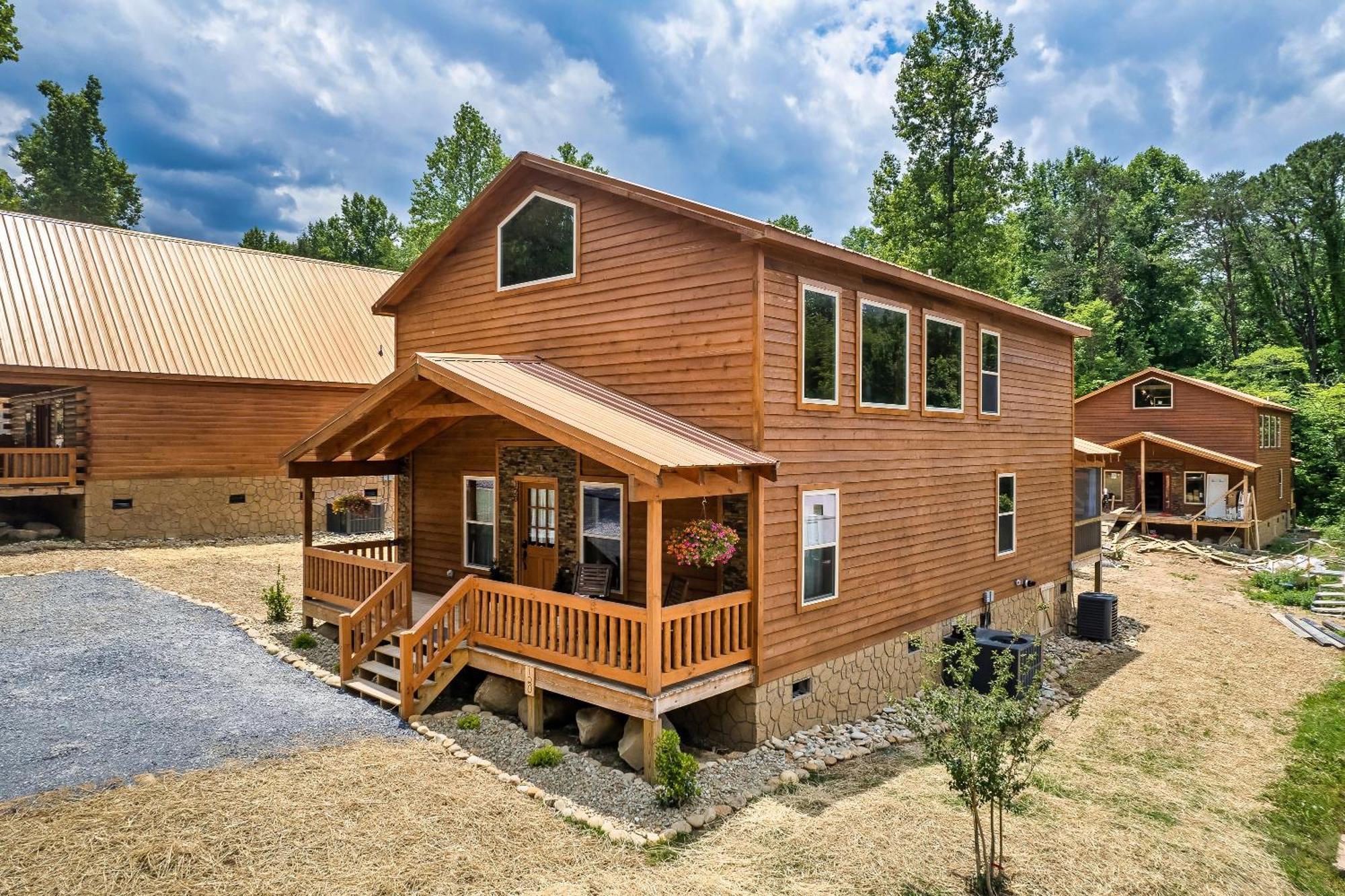 Smokiesboutiquecabins Would Love To Host You At Dolly'S Cute Cabin! 4 Suites With Private Bathrooms - Hot Tub, Fire Pit, Game Room, Resort Pool Open Memorial Day Through Labor Day! Гетлинбург Екстериор снимка