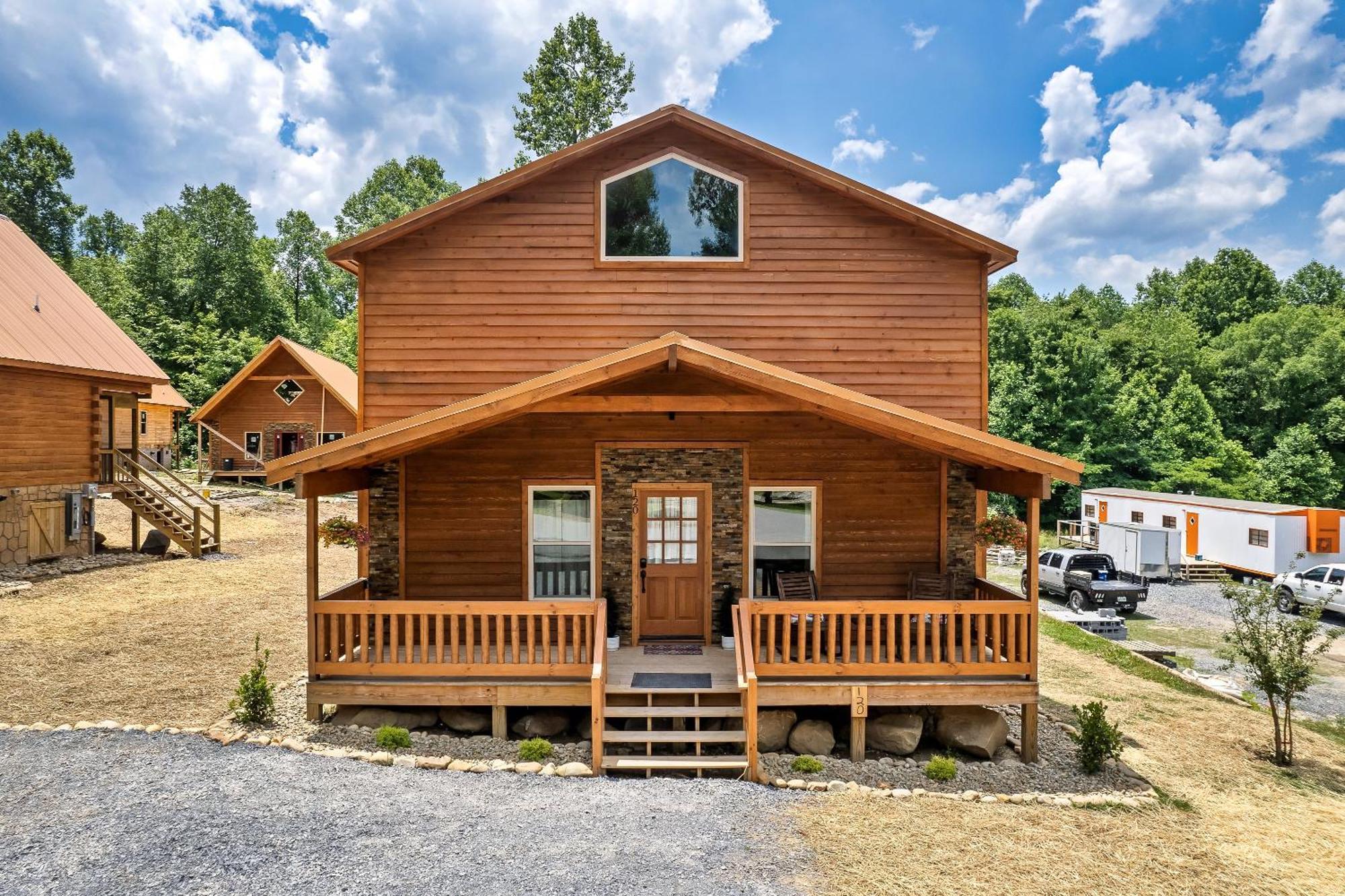 Smokiesboutiquecabins Would Love To Host You At Dolly'S Cute Cabin! 4 Suites With Private Bathrooms - Hot Tub, Fire Pit, Game Room, Resort Pool Open Memorial Day Through Labor Day! Гетлинбург Екстериор снимка