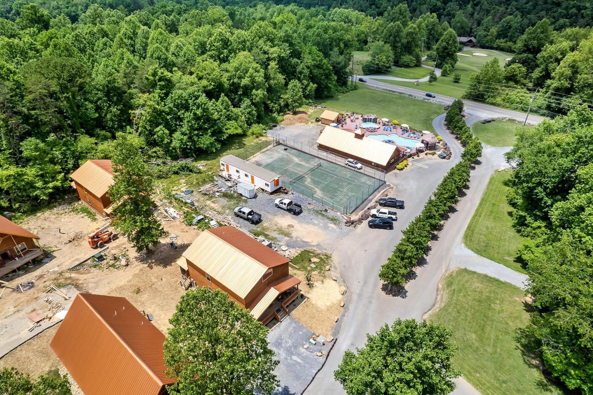Smokiesboutiquecabins Would Love To Host You At Dolly'S Cute Cabin! 4 Suites With Private Bathrooms - Hot Tub, Fire Pit, Game Room, Resort Pool Open Memorial Day Through Labor Day! Гетлинбург Екстериор снимка