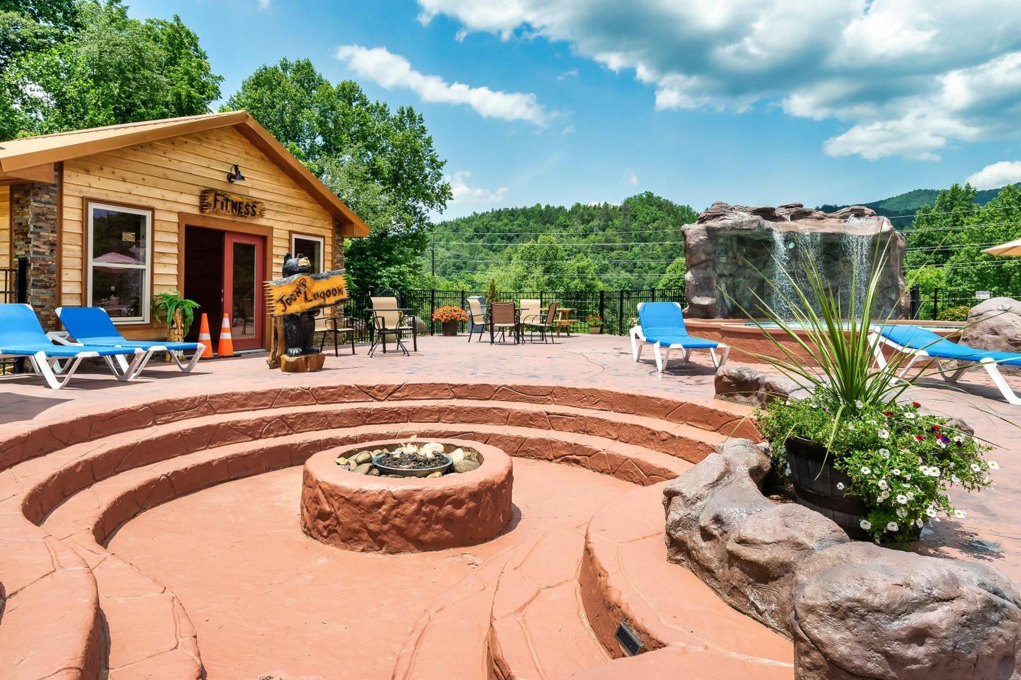 Smokiesboutiquecabins Would Love To Host You At Dolly'S Cute Cabin! 4 Suites With Private Bathrooms - Hot Tub, Fire Pit, Game Room, Resort Pool Open Memorial Day Through Labor Day! Гетлинбург Екстериор снимка