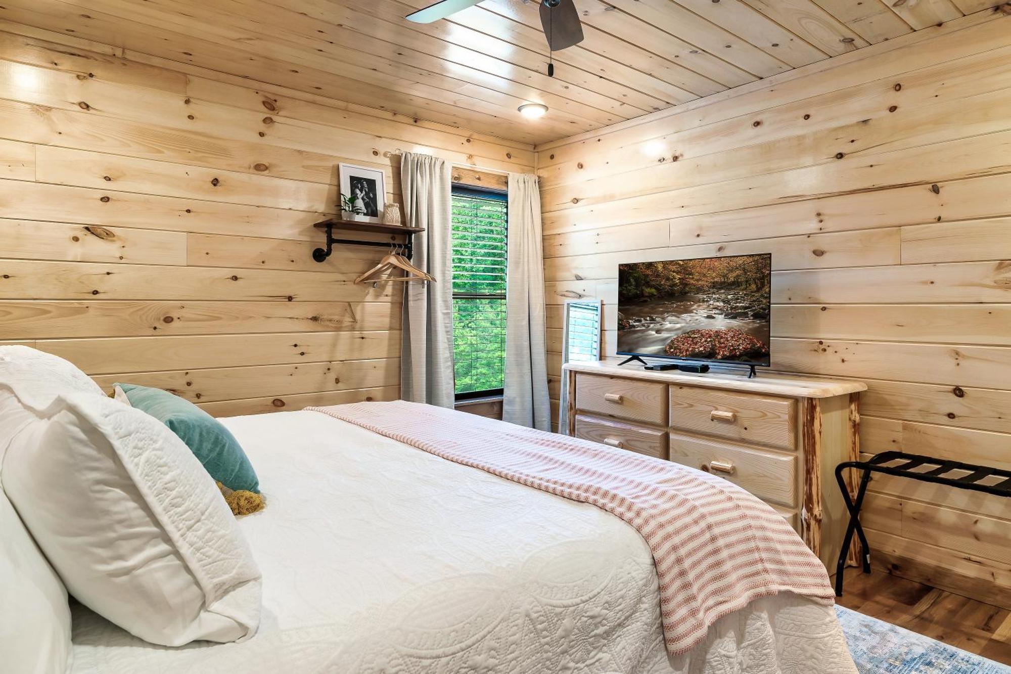 Smokiesboutiquecabins Would Love To Host You At Dolly'S Cute Cabin! 4 Suites With Private Bathrooms - Hot Tub, Fire Pit, Game Room, Resort Pool Open Memorial Day Through Labor Day! Гетлинбург Екстериор снимка