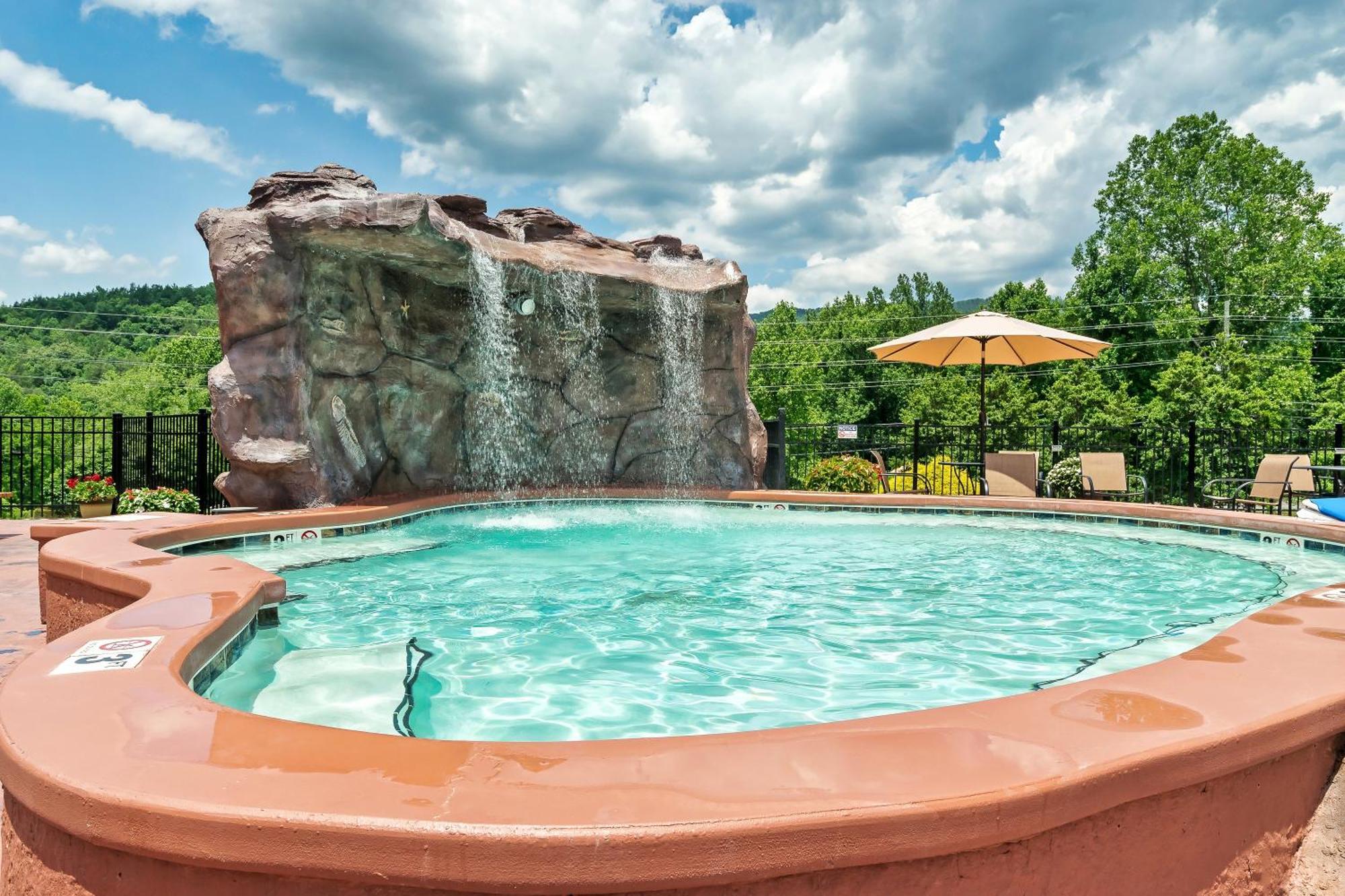 Smokiesboutiquecabins Would Love To Host You At Dolly'S Cute Cabin! 4 Suites With Private Bathrooms - Hot Tub, Fire Pit, Game Room, Resort Pool Open Memorial Day Through Labor Day! Гетлинбург Екстериор снимка