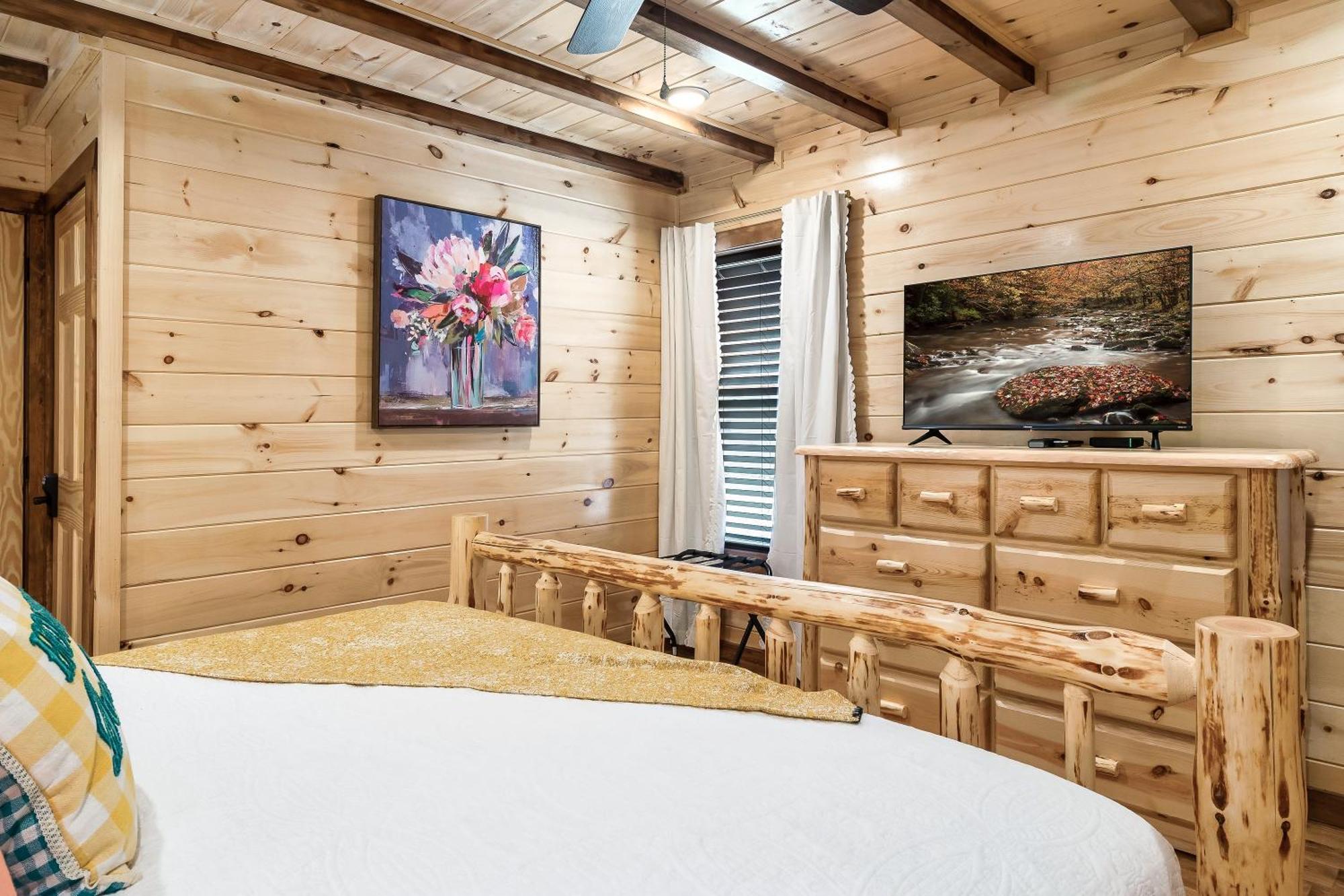 Smokiesboutiquecabins Would Love To Host You At Dolly'S Cute Cabin! 4 Suites With Private Bathrooms - Hot Tub, Fire Pit, Game Room, Resort Pool Open Memorial Day Through Labor Day! Гетлинбург Екстериор снимка